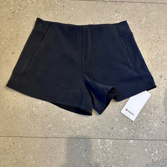 LULULEMON SOFTSTREAM KICK FLARE LADIES SHORTS 4" BLACK SIZE 10 - Picture 1 of 8